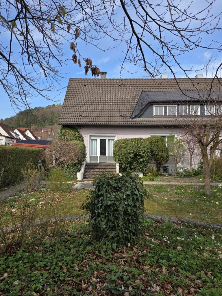 Aussenansicht Garten Schelklingen Doppelhaush�lfte Doppelhaush�lfte mit gro�em Grundst�ck in Schelklingen - Sanierungsobjekt mit Potenzial